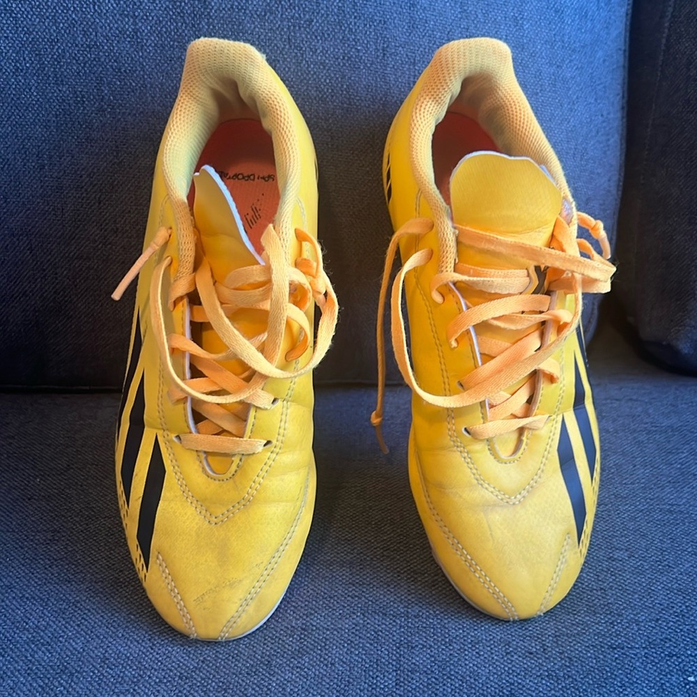 Adidas Kids Unisex Soccer cleats Size 4